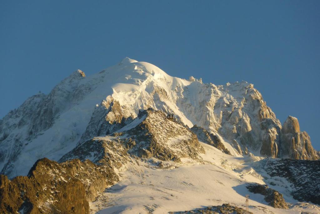 Hotel Restaurant La Couronne Chamonix Exterior photo
