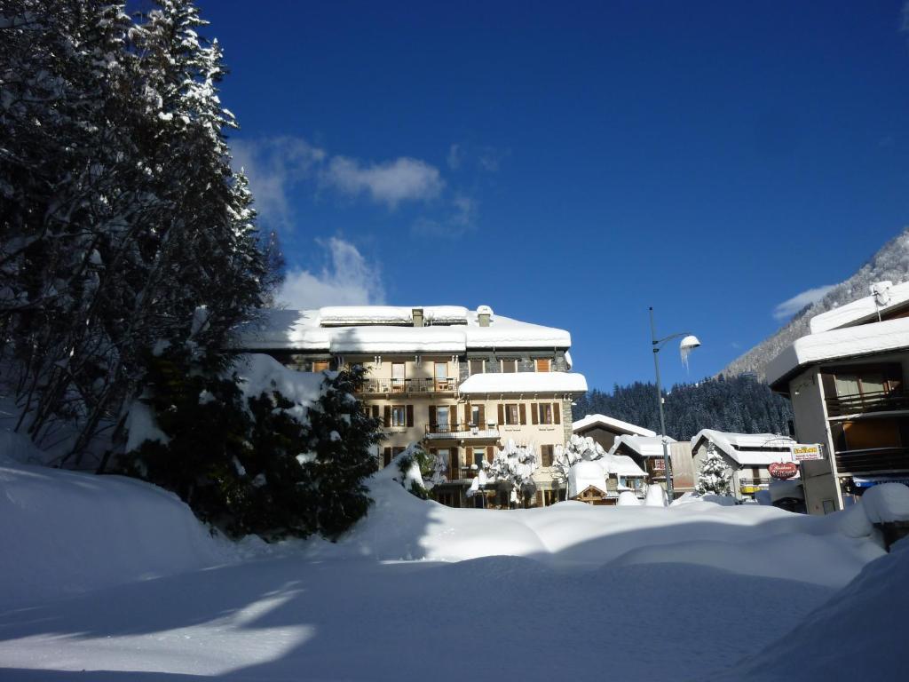 Hotel Restaurant La Couronne Chamonix Exterior photo