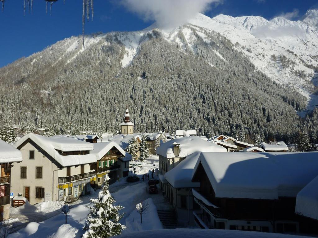 Hotel Restaurant La Couronne Chamonix Room photo